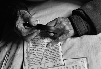 老人百本日记记录80年历史 98岁时方知感冒滋味
