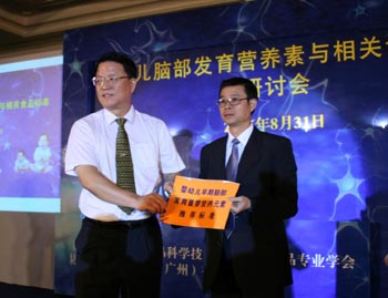 跨国奶粉巨头中国争“脑”