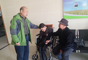 “福康工程”医疗专家为我旗患者进行免费巡诊