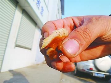 消费者曝吃得利斯牛蹄筋咬出半口牛毛