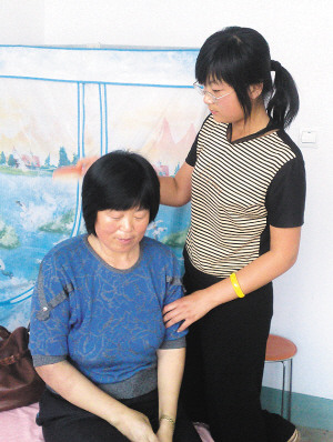 女孩携病母租房求学 其父不堪家庭重负离家出走