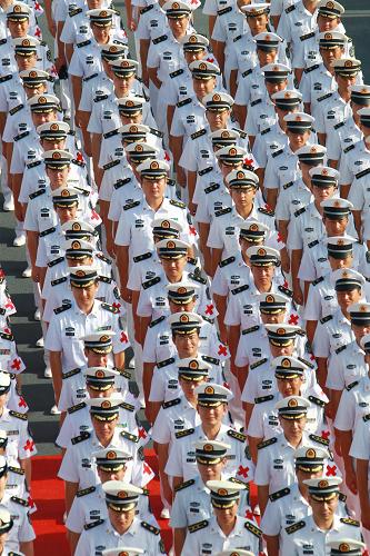 中国海军“和平方舟”号医院船在亚丁湾举行升国旗仪式