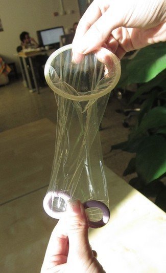 两性养生：真人示范如何使用女用避孕套