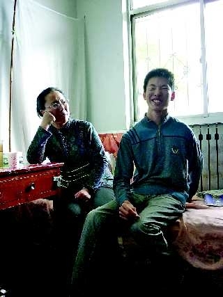 18岁脑瘫小伙上大学 性格乐观自称回头率百分百