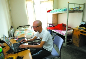 男子游历43个城市均寄居在网友家
