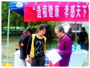孝感进社区 银发老人谈孝亲