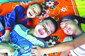 妹妹为不让脑瘫哥哥在家爬行带其上学6年