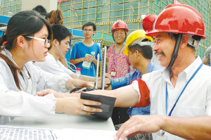 医学生进工地