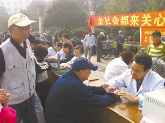 上海余天成进社区服务老人