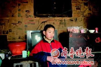 14岁少年独自照顾患白血病父亲和患精神病母亲