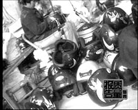 市场出现垃圾塑料制成安全帽 一摔就碎一晒就软