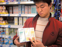 北京家乐福出售过期食品导致婴儿呕吐
