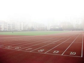 高三生踢球摔倒一月后死亡 家属质疑延误治疗