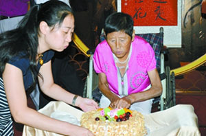 22年挺过3000次透析堪称奇迹 刘红迎来60大寿