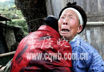 母女隔座山失散半世纪今日喜相逢