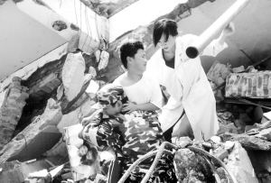 没有什么比生命更珍贵——电影《前方，后方》获观众好评 本报记者 孙  梦