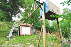 俄老汉用锄头铁锨掘地26年建私人地铁
