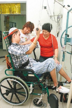 高中生遇车祸险变植物人 看护照料奇迹苏醒