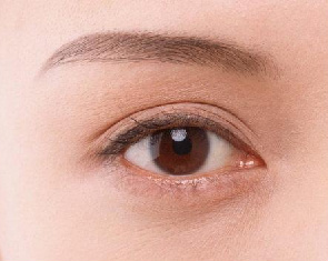 “视觉亚健康”困扰女性 频繁用电脑是诱因