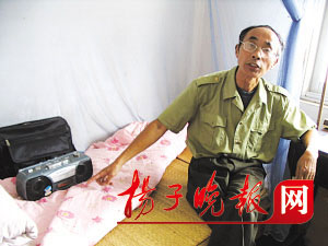 六旬老汉自称每天睡两小时一月喝一次水