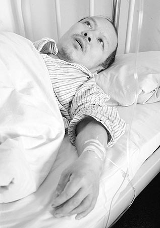 男子被撞晕醒后伤痕累累 疑为司机为逃逸伤人