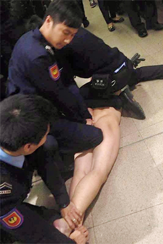 曾有精神病纪录 赤裸青年闯关闸