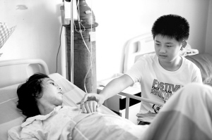 男孩暑假陪伴患癌母亲