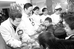 “红苹果行动”感动医护人员