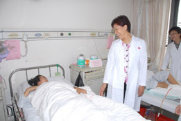 医学部领导到附属一院慰问灾区伤员
