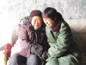 孝顺儿媳隐瞒病情照顾老人