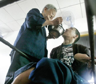 女子抱养瘫痪弃婴抚养44年