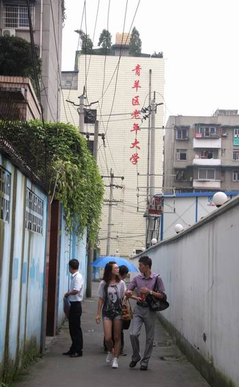 老年大学天天飙高音 孕妇做梦都在听《天路》