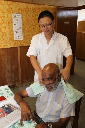 中国援助纳米比亚医疗队用中医疗法为当地患者带来福音