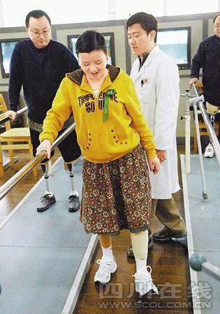 北川地震中截肢女孩康复后重返校园