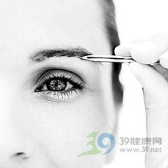 谨防眼皮松弛 拔眉有绝招