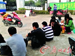 记者暗访揭露职业医闹：假扮家属两三百元起价