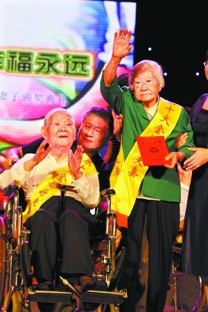 教授因眼病双目失明 妻子助其科研查文献读讲义