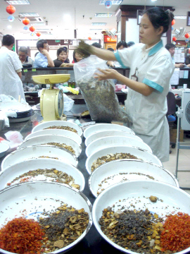 苏州市民选购中药消暑忙