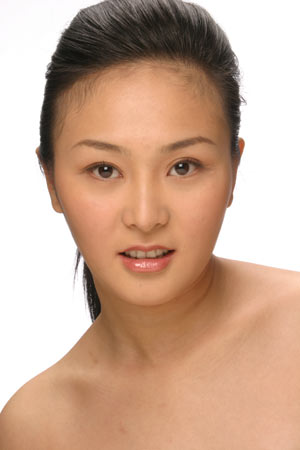 中国第一人造美女郝璐璐继续整容