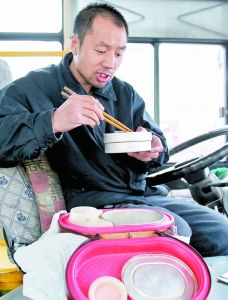 公交司机拉着一车乘客送卖报盲人就医