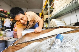 市民买大米发现内装高毒农药 超市称为杀虫