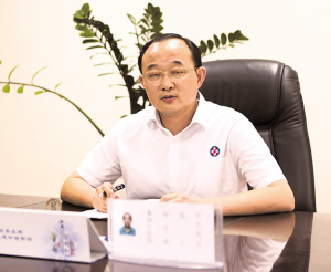 百姓认可是最高追求——记攀钢集团总医院院长、党委书记颜昌福