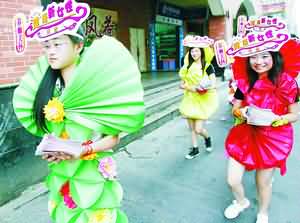 少女穿纸制时装街头行走