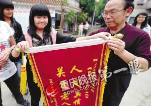 女生与八旬老太结成忘年交并为其伴老送终