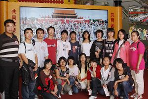 我校师生参观自治区成就展