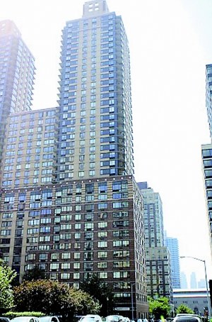 男子40楼跳下砸瘪汽车奇迹生还