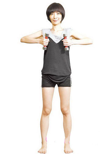睡前简单哑铃操 帮你轻松克服拜拜袖