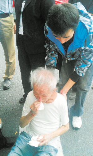 80多岁老人看病路上晕倒众多路人扶起送医