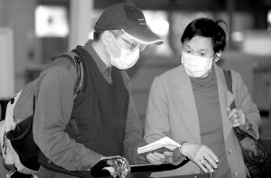 旅客戴口罩抵达洛杉矶