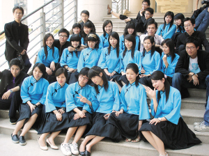 广州高校流行另类毕业照 学生穿五四服装留影